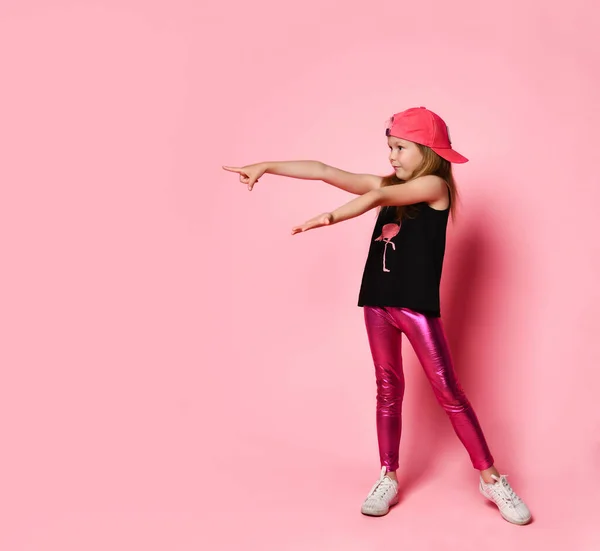 Onderwijs, school en gebaar concept - schattig klein meisje wijzen naar de zijkant — Stockfoto