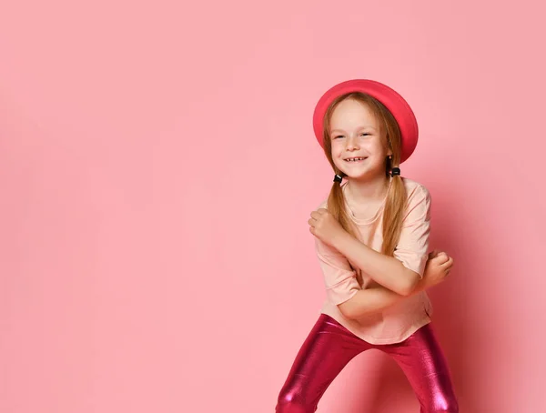 Casual klein meisje hebben plezier — Stockfoto