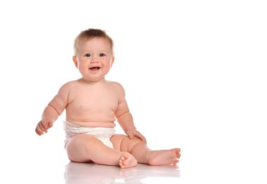 Gülen bebek beyazın üzerinde izole edilmiş.
