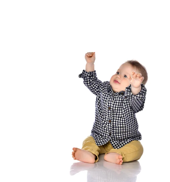 Niño pequeño levanta las manos en el estudio sobre un fondo blanco. —  Fotos de Stock
