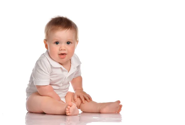Carino piccolo ragazzo in bianco body seduto isolato su bianco — Foto Stock