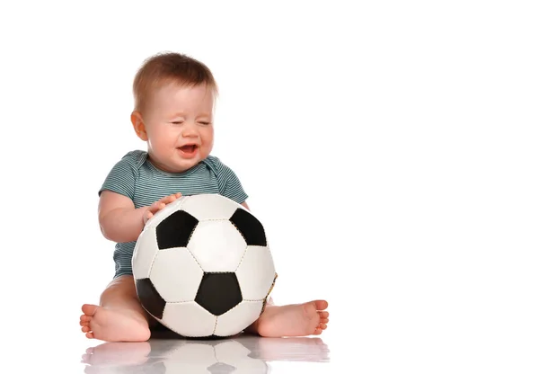 Niño pequeño sosteniendo una pelota de fútbol y va a estornudar sobre un fondo blanco. —  Fotos de Stock