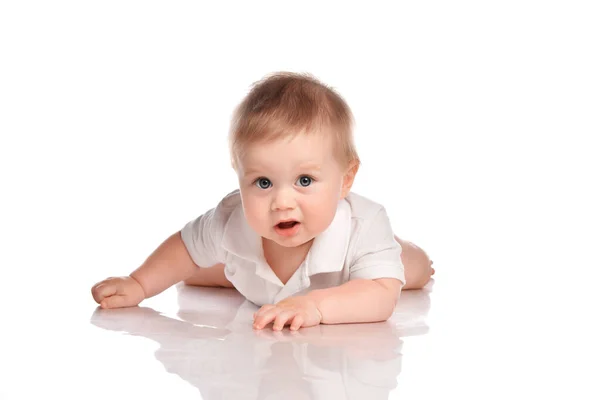 幸せな這う赤ん坊の肖像画 — ストック写真