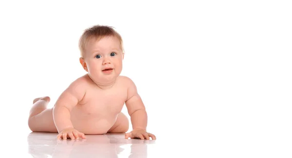 Um ano de idade nu bebê menino rasteja em um fundo branco. — Fotografia de Stock