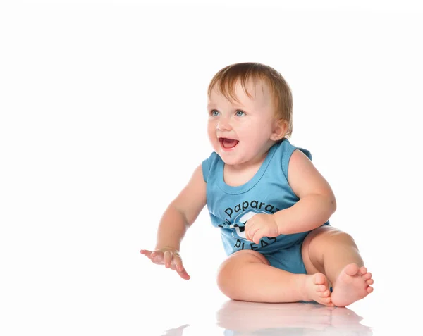 Rindo bebê alegre no retrato de humor brincalhão — Fotografia de Stock