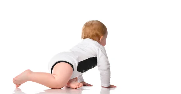 Imádnivaló szőke baba fehérneműben mászik elszigetelt fehér alapon. — Stock Fotó