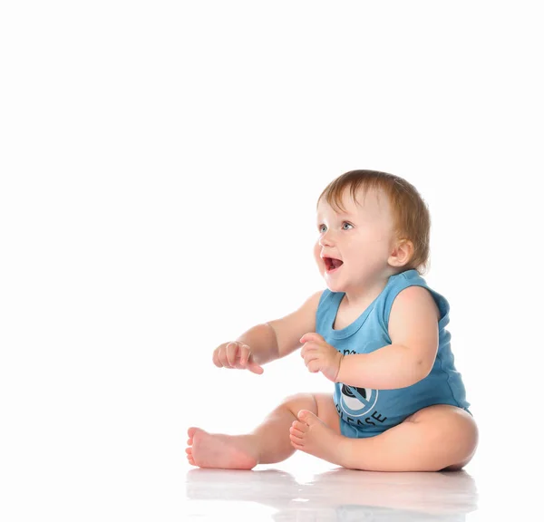 Felice bambino seduto e ridendo — Foto Stock