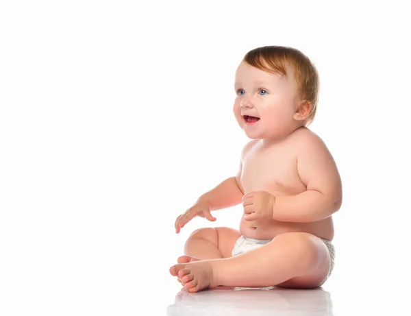 Baby Baby Kleinkind sitzt rückwärts kriechend glücklich lächelnd auf weißem Hintergrund — Stockfoto
