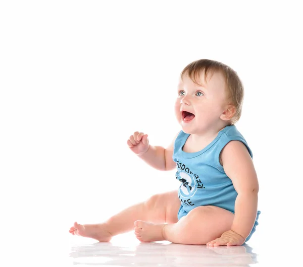 Bébé tout-petit agréablement surpris regardant vers le haut sur un fond blanc. — Photo