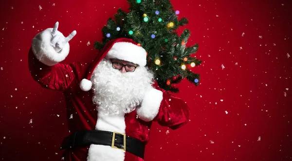 Άγιος Βασίλης με τον αντίχειρα του χριστουγεννιάτικου δέντρου. χιόνι — Φωτογραφία Αρχείου