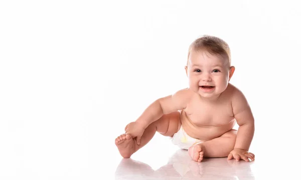 Carino bambino in pannolini sorridente felicemente su sfondo bianco — Foto Stock