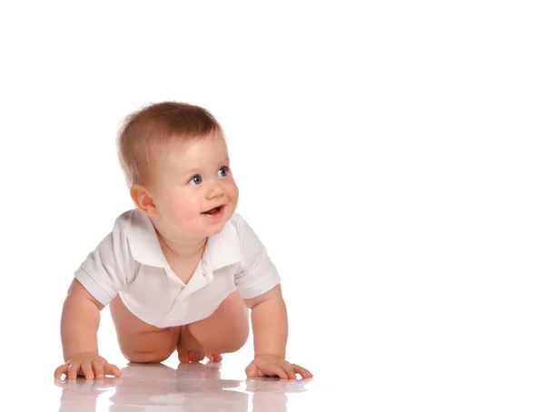 Lindo bebé en una camisa de verano se arrastra sobre un fondo blanco. —  Fotos de Stock