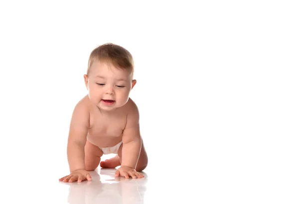 Bambino bambino piccolo sorridente e strisciante isolato su bianco in studio. — Foto Stock