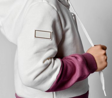 Gri arka planda spor takım elbiseli küçük çocukların yan görüntüsü.