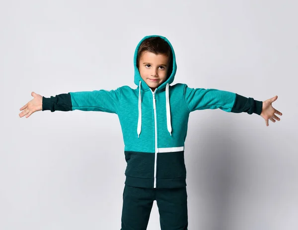 Joven deportista en chándal retrato de estudio de cultivo —  Fotos de Stock