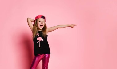 Eğitim, okul ve jest konsepti - yan tarafı gösteren sevimli küçük kız