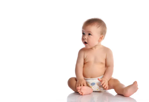 Pequeno bebê em fralda no chão esticando-se à mão — Fotografia de Stock