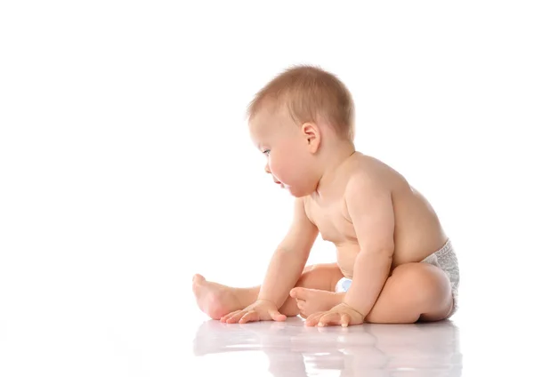 Carino piccolo bambino in pannolino applaudendo mano sul pavimento — Foto Stock