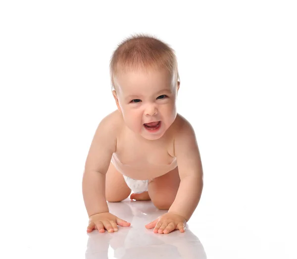 Cute little baby ze złym uśmiechem czołgając się na podłodze — Zdjęcie stockowe