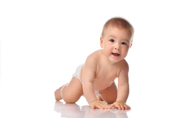Carino piccolo bambino con il sorriso malvagio strisciando sul pavimento — Foto Stock