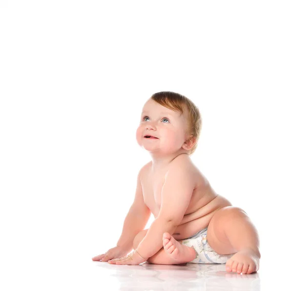 Petit bébé enfant souriant et rampant isolé sur blanc en studio. — Photo