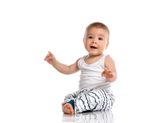 Glücklicher kleiner Junge sitzt und lacht — Stockfoto