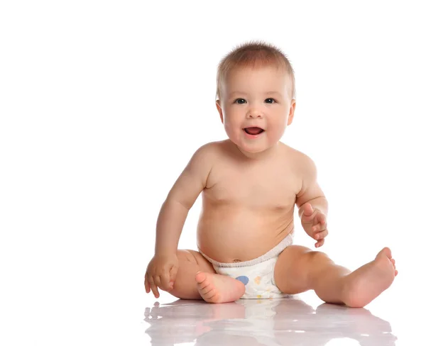 Emotionele baby jongen kind op witte studio vloer — Stockfoto