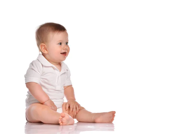 Lindo niño en traje de cuerpo blanco sentado aislado en blanco —  Fotos de Stock