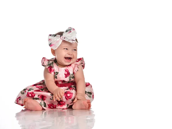 Positiv överlycklig liten flicka i festlig klänning skott — Stockfoto