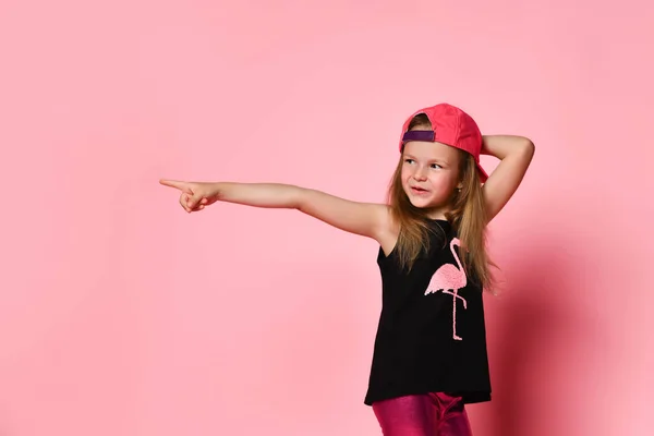 Conceito de educação, escola e gesto - menina bonito apontando para o lado — Fotografia de Stock