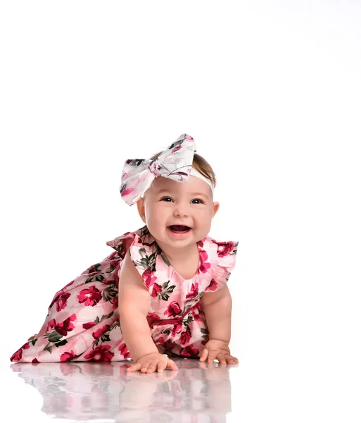Vacker liten flicka krypa på vit studio golv — Stockfoto