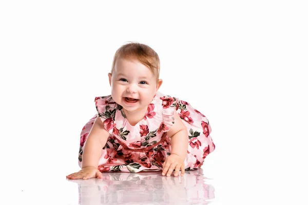 Porträtt av en söt spädbarn flicka isolerad på vitt i studio. — Stockfoto