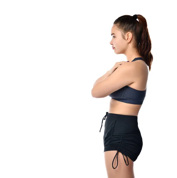 Perfil vista lateral de uma menina desportiva com braços dobrados em seu peito. — Fotografia de Stock