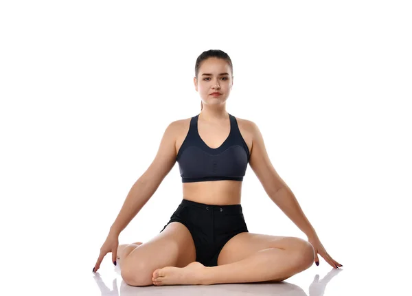 Beautiful sporty woman sitting on floor do pilates — Stock Photo, Image