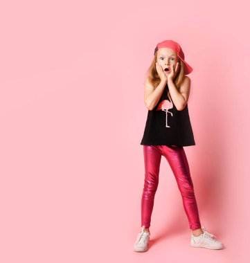 Şaşırmış genç bir kızın tam boy portresi.