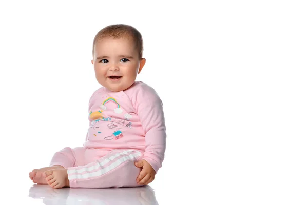 Menina bonito ri olhando para a câmera em um fundo branco. — Fotografia de Stock