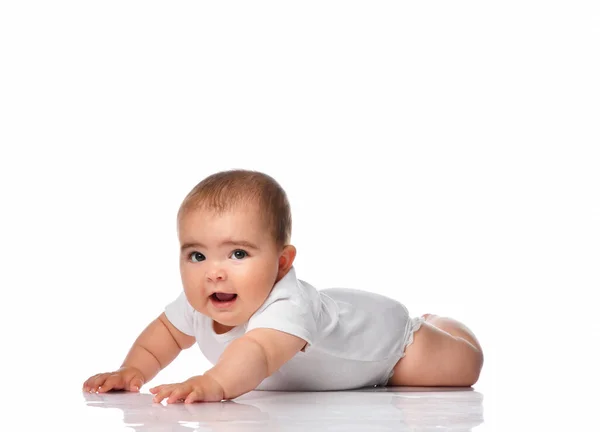 Bellissimo piccolo bambino, strisciando isolato su sfondo bianco — Foto Stock