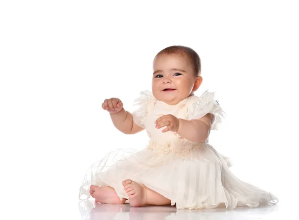 Porträtt av en söt spädbarn flicka isolerad på vitt i studio. — Stockfoto