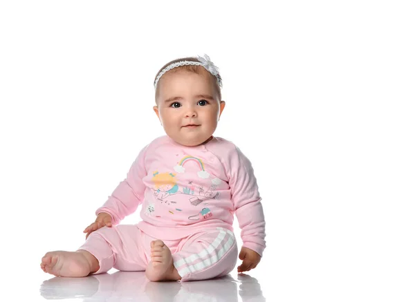 Menina bonito ri olhando para a câmera em um fundo branco. — Fotografia de Stock