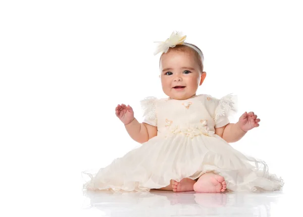Vacker liten flicka i festlig klänning och pannband — Stockfoto