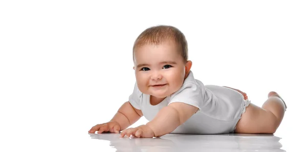 Lindo pequeno bebê, rastejando isolado no fundo branco — Fotografia de Stock