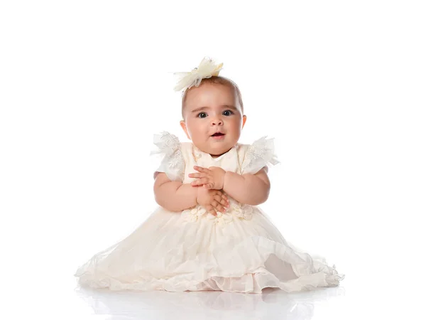 Mooi baby meisje in prinses jurk portret — Stockfoto