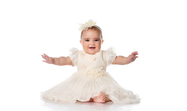 白い背景の上でお祝いの服の幸せな赤ちゃんの女の子の肖像画. — ストック写真