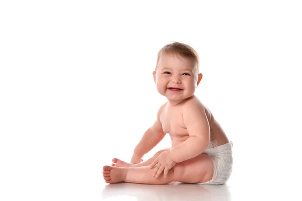 Smiling baby sitting on floor over white copyspace — Stock Photo, Image