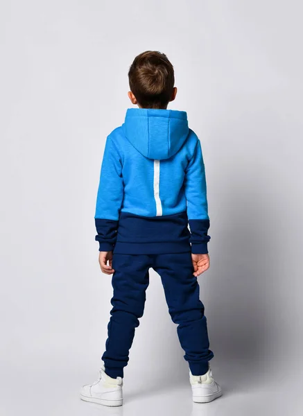 Chłopiec mody pozowanie w dresach sportowych i snickers — Zdjęcie stockowe