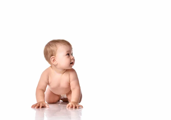 Crawling bébé fond overstudio avec copyspace — Photo