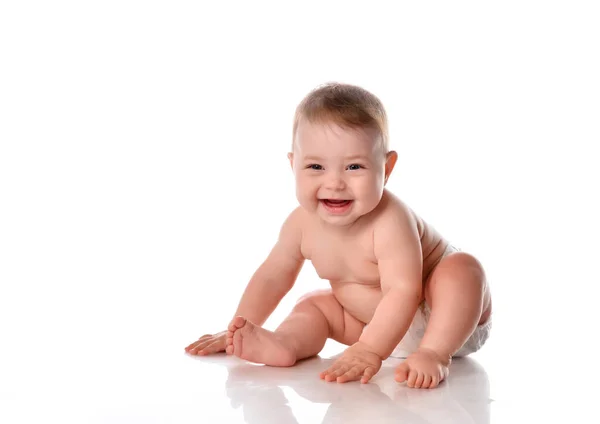 Carino bambino in pannolini sorridente felicemente su sfondo bianco — Foto Stock