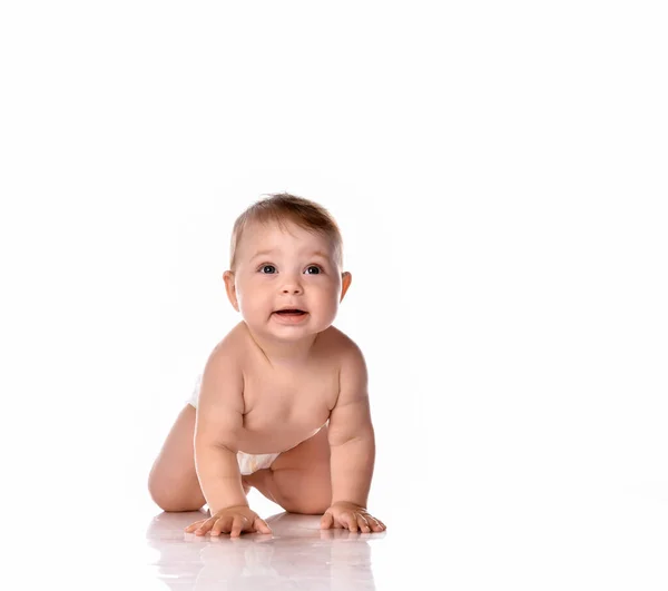 Felice bambino sorridente sul pavimento su sfondo bianco — Foto Stock