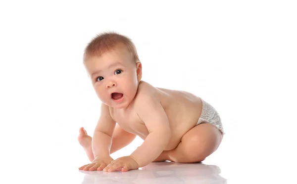 Adorável bebê sentado e olhando para o lado sobre fundo branco — Fotografia de Stock