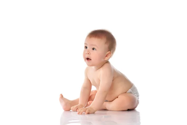 Cute little baby w pieluchy klaskanie strony na podłodze — Zdjęcie stockowe